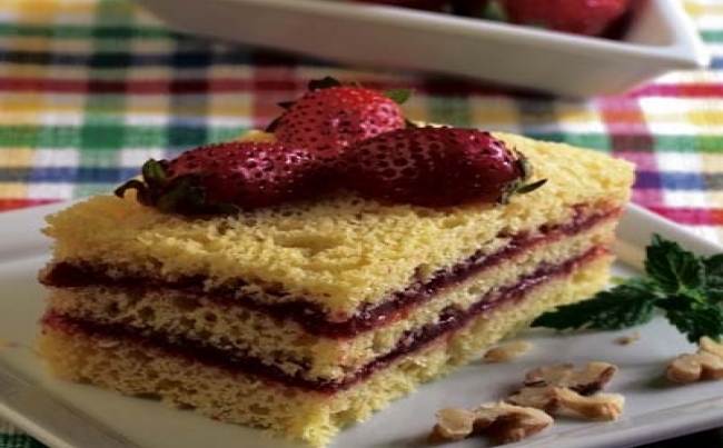 Torta de nueces con mermelada de fresas
